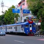 KA Batara Kresna melintas di Jl. Slamet Riyadi Solo, (Sumber Wikipedia).