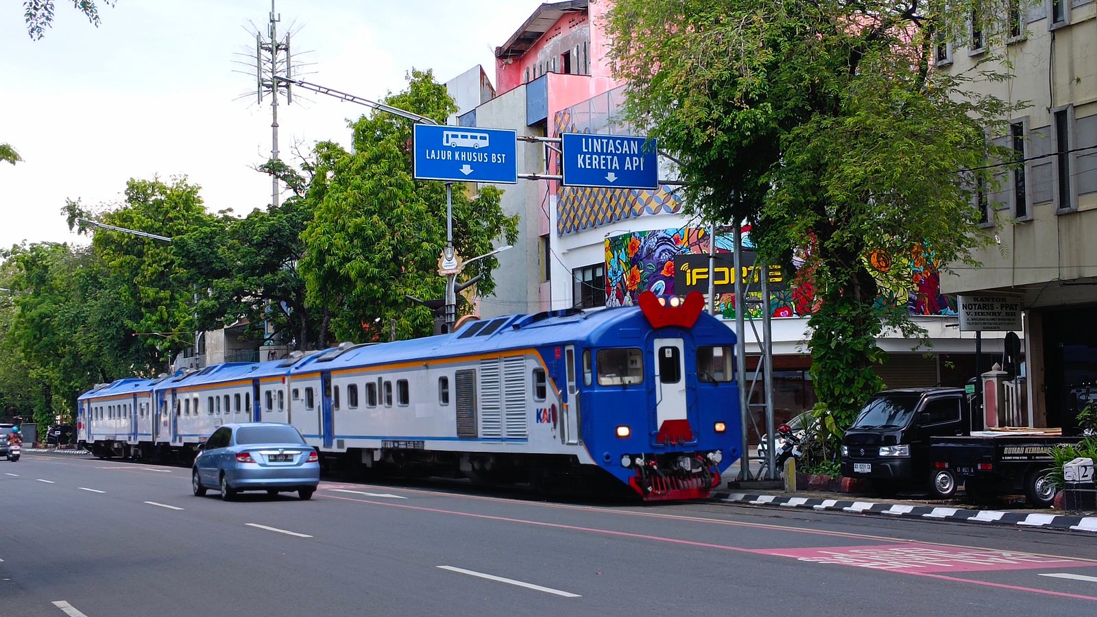 KA Batara Kresna melintas di Jl. Slamet Riyadi Solo, (Sumber Wikipedia).